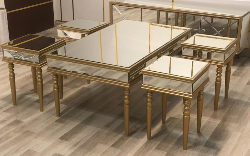 طاولة ضيافة فاخرة بتصميم عصري عاكس